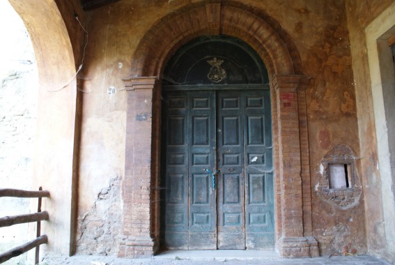 Chiesa della Madonna della Salute a Montorio al V. (Te): portone del Convento annesso