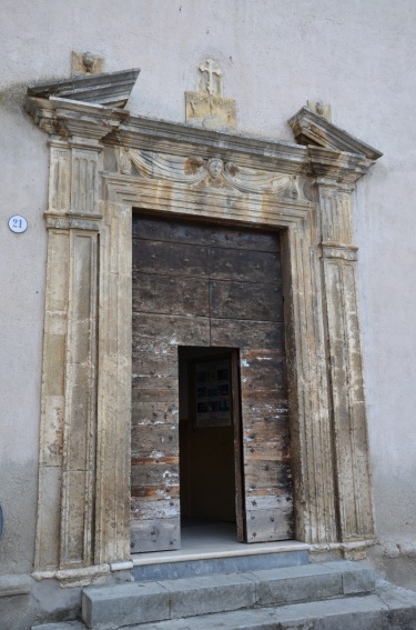 Chiesa di S.Rocco a Montorio al Vomano (Te): portale di destra