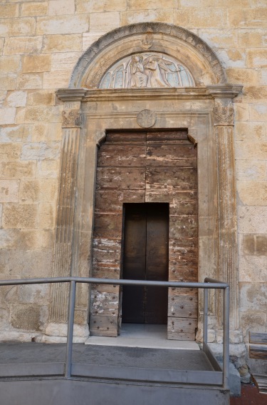 Chiesa di S.Rocco a Montorio al Vomano (Te): portale di sinistra
