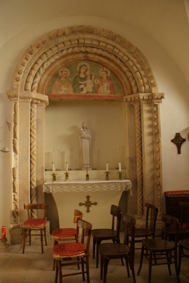 Chiesa di S.Antonio Abate nell'ex Convento di Morro D'Oro (Te): portale trecentesco