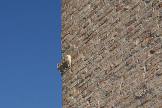 Chiesa di S.Antonio Abate nell'ex Convento di Morro D'Oro (Te): resti di capitello