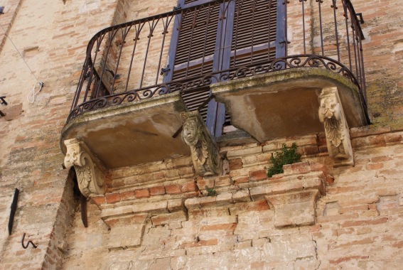 Morro D'Oro (Te): testine e foglie d'acanto a sostegno di un balcone
