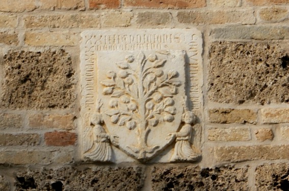 Stemma del Melatino sulla Torre a Nocella di Campli