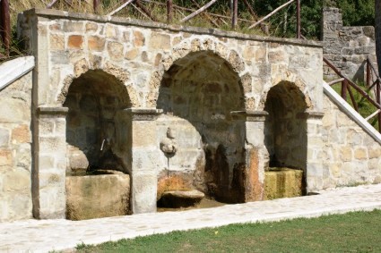 Padula: le fonti nel cortile della Chiesa di S. Maria Assunta