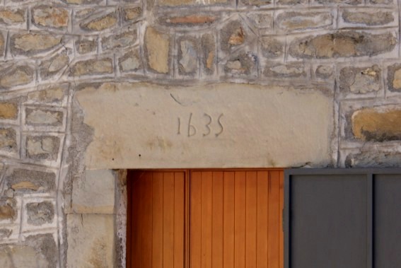 Padula di Cortino (Te):data 1635 sull'architrave di un'abitazione