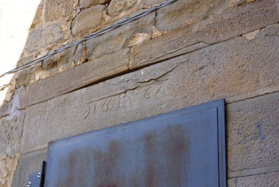 Padula di Cortino (Te): data 1667 e simbolo IHS in cartiglio su un'architrave