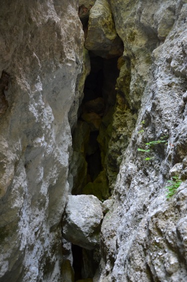 Eremo di Santa Maria di Pagliara - Isola del G.Sasso (Te): anfratti