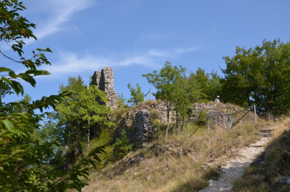 Eremo di Santa Maria di Pagliara - Isola del G.Sasso (Te): ruderi del castello