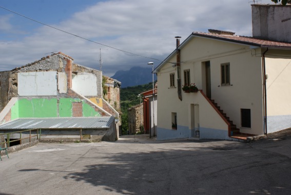 Pastino: la piazzetta con la fonte