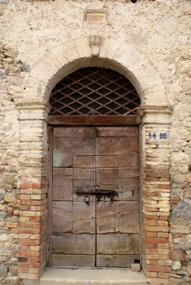 Pastino: portale al di sopra del quale si legge la data 1784