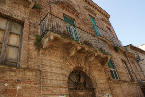 Paterno di Campli: balcone del Palazzo Fidanza