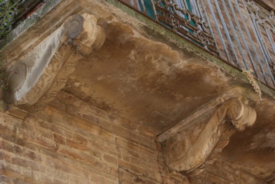 Paterno di Campli: mensole che sostengono il balcone del Palazzo Fidanza