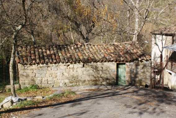 Piano Fiumata di Cortino (Te): costruzione in pietra