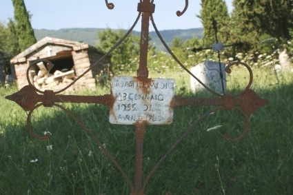 S. Pietro Apostolo a Piano San Pietro: il piccolo cimitero