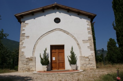 S. Pietro Apostolo a Piano San Pietro: l'ingresso