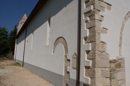 S. Pietro Apostolo a Piano San Pietro: l'antico ingresso e la lapide romana