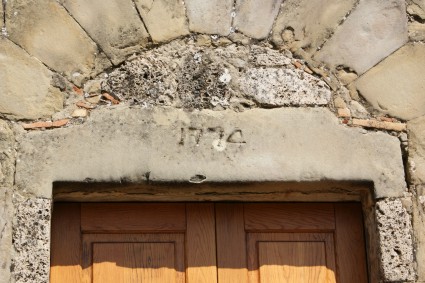 Piano Vomano di Crognaleto: il portale della Chiesa di S. Nicola di Bari