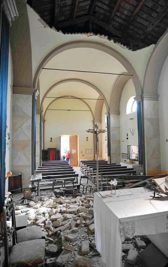 I danni causati dal terremoto 2009 nella chiesa di S.Anastasio a Poggio Cono di Teramo (Fonte: Il Centro del 25/11/2012)