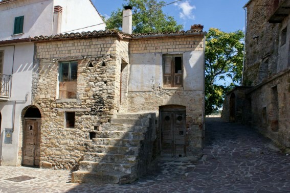 Poggio delle Rose di Cermignano (Te): abitazione semiristrutturata