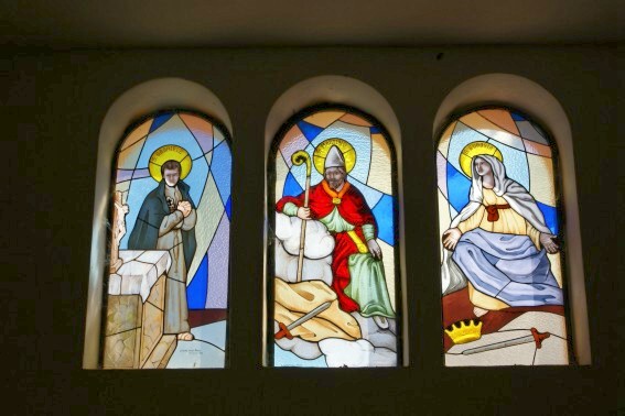 Chiesa di S. Martino a Poggio delle Rose di Cermignano (Te): vetrata policroma