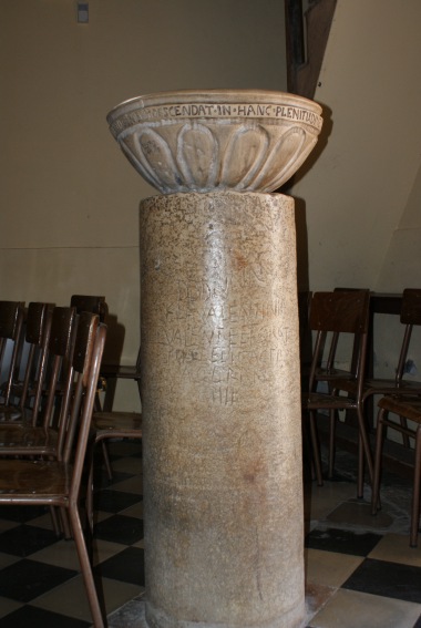 Chiesa di S.Maria Lauretana a Poggio Umbricchio di Crognaleto (Te): cippo miliare a sostegno di un'acquasantiera