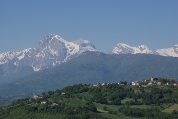 Rapino (Teramo) vista da Poggio San Vittorino e, sullo sfondo, il Gran Sasso d'Italia