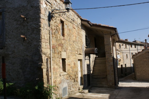 Riano: antichi edifici lungo le vie del borgo