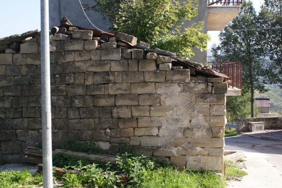 Riano: edificio con pietre squadrate posate senza malta