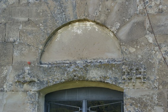 Chiesa di San Michele Arcangelo a Riano: fregi sull'architrave