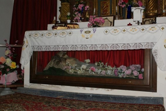 Chiesa di S.Michele Arcangelo a Riano di Rocca S.Maria (Te): statua del Cristo Morto