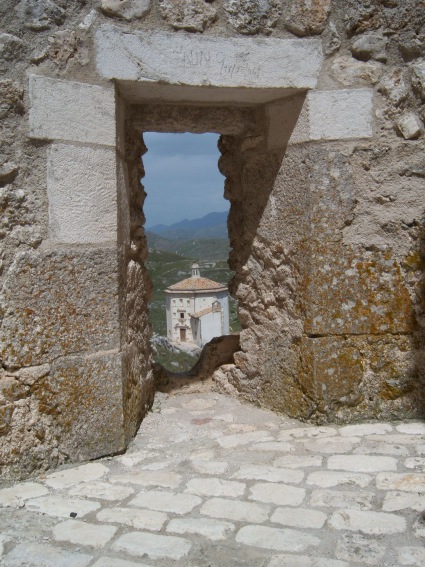 Rocca Calascio: Chiesa di S.Maria della Piet vista dal castello