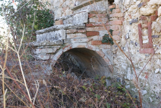 Archi a tutto sesto in casolare (proprietà Lera) a Rocche di Civitella (Te)