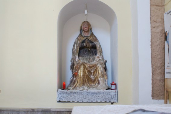 Chiesa di Santa Maria a Roiano di Campli: stauetta in terracotta "Madonna assisa" 