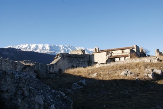 La Chiesa della Madonna del Castello nel Castello-recinto di S.Eusanio Forconese (Aq)