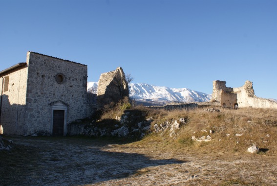 La Chiesa della Madonna del Castello nel Castello-recinto di S.Eusanio Forconese (Aq)