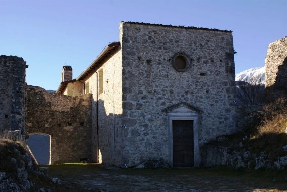 La Chiesa della Madonna del Castello nel Castello-recinto di S.Eusanio Forconese (Aq)