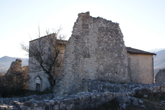 Il Castello-recinto di S.Eusanio Forconese (Aq)