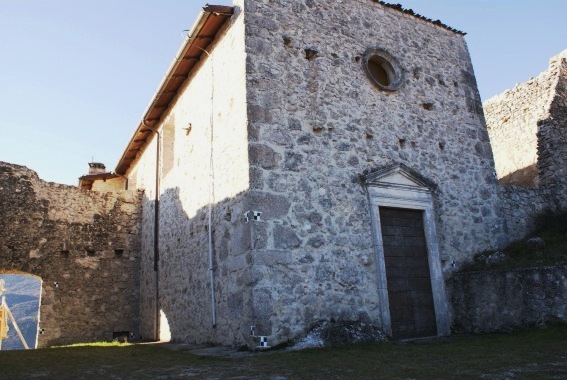 La Chiesa della Madonna del Castello nel Castello-recinto di S.Eusanio Forconese (Aq)