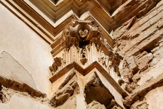 Chiesa di S. MAria della Lacrima a Bellante: resti di capitelli
