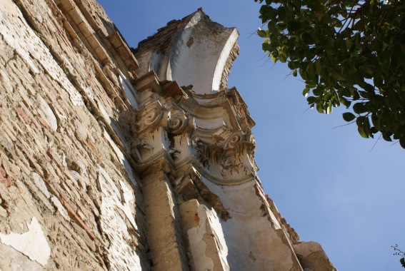 Chiesa di S. MAria della Lacrima a Bellante: resti di capitelli ed arco a tutto sesto