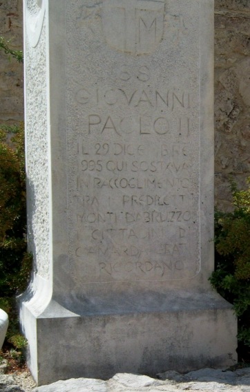 Sulla stele  inciso: "S.S. Giovanni Paolo II il 29 dicembre 1995 qui sostava in raccoglimento tra i prediletti monti d'Abruzzo. I cittadini di Camarda grati ricordano"