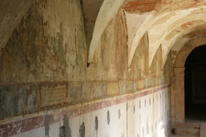 Convento di S. Bernardino a Campli: gli affreschi nel porticato del chiostro