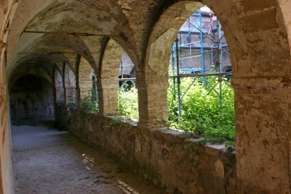Convento di S. Bernardino a Campli: il porticato del chiostro