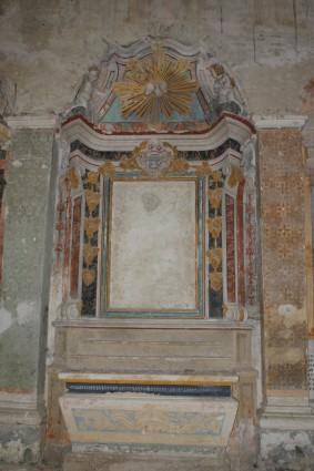 Convento di S. Bernardino a Campli: i marmi di uno degli altari