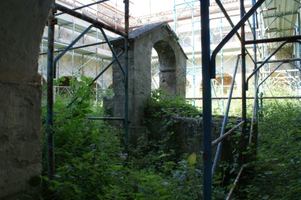 Convento di S. Bernardino a Campli: pozzo all'interno del chiostro