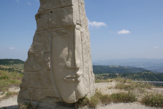 S.Giorgio di Crognaleto (Te): installazione scultorea all'ingresso del paese