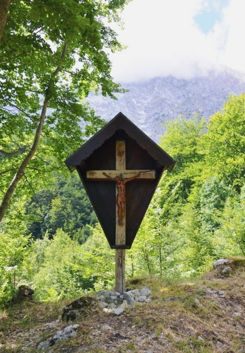 Crocefisso nei pressi dell'Eremo di S.Nicola di Corno a Casale S.Nicola di Isola del Gran Sasso (Te): il Crocefisso donato dal Parroco