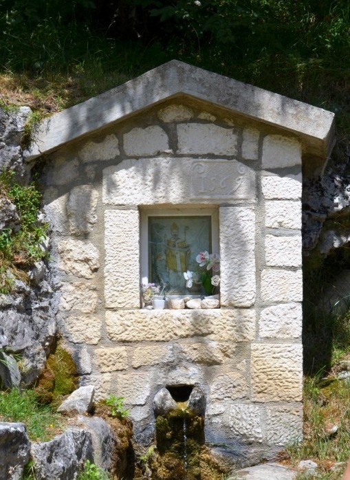 Fonte dell'Acqua Santa nei pressi dell'Eremo di S.Nicola di Corno a Casale San Nicola di Isola del Gran Sasso (Te)