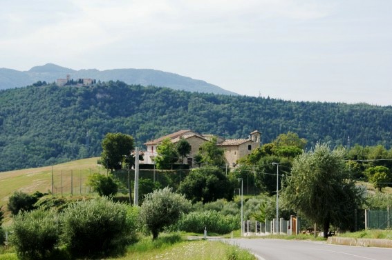 Chiesa di Sant'Andrea a S.Andrea di Civitella del Tronto (Te) e, sullo sfondo, l'Abbazia di Montesanto