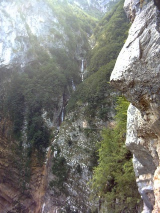 Eremo di Santa Colomba: percorso in mezzo alla natura selvaggia e suggestiva